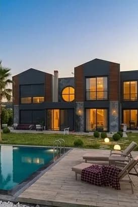 MEF Village — havuz başı ve şezlonglar