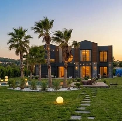 MEF Village — palmiyeler ve villa