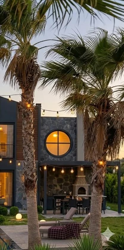 MEF Village — palmiyeler ve teras