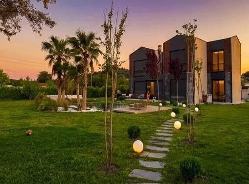 MEF Village — bahçe ve patika